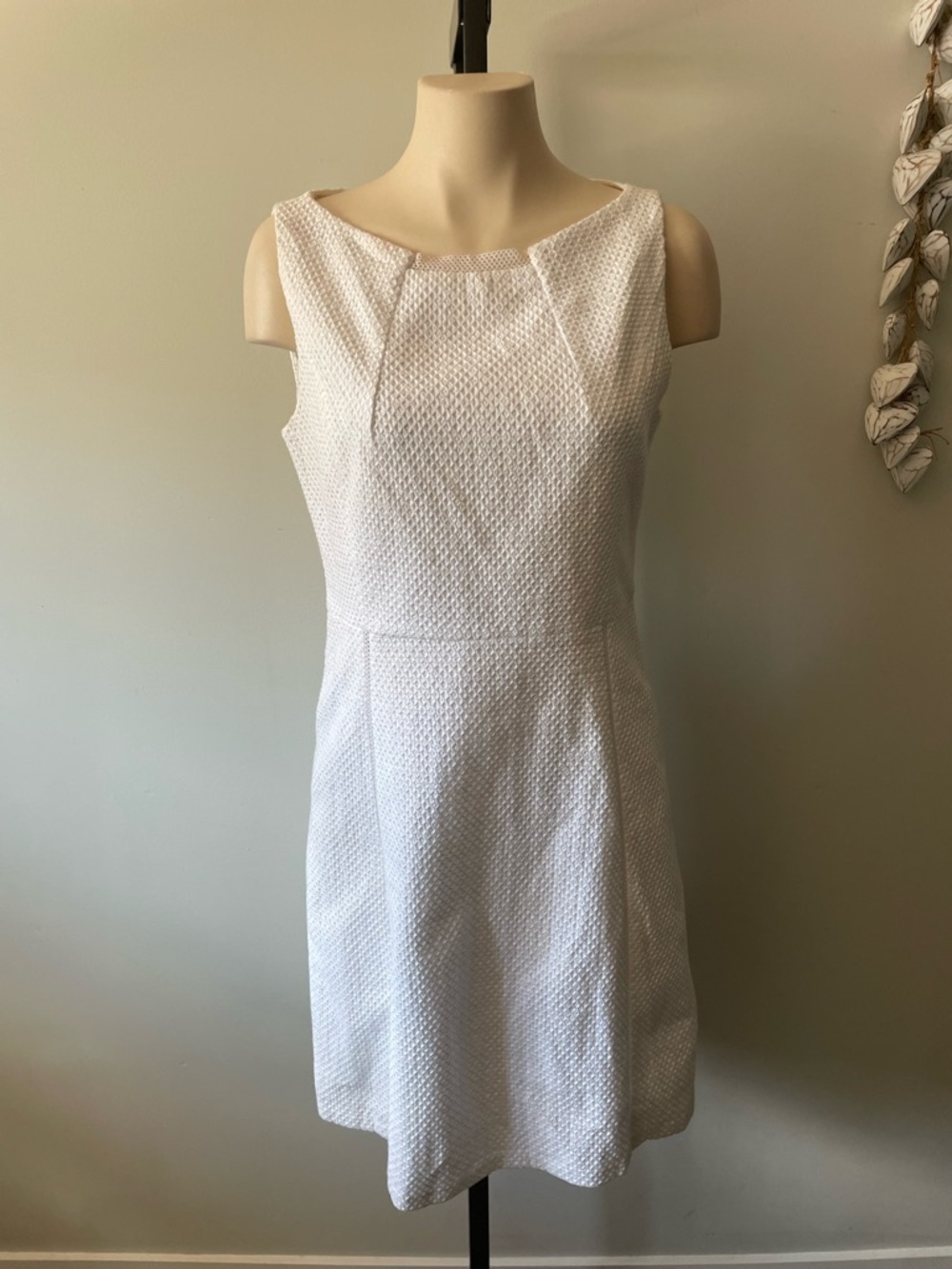 T Tahari 100% Cotton White Textured Sheath Dress Midi Sleeveless Size 8 Medium